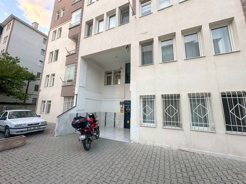 BUHARAEVLERDE PERŞEMBE PAZARI YANI BUHARA KLASİĞİ BAKIMLI 3+1 135 M2 SATILIK FERAH DAİRE