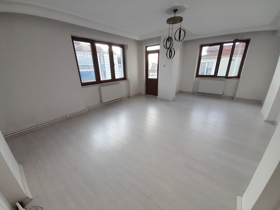 BAHÇELİEVLERDE MERKEZİ LOKASYON FERAH BAKIMLI 4+1 140 M2 KİRALIK FIRSAT DAİRE