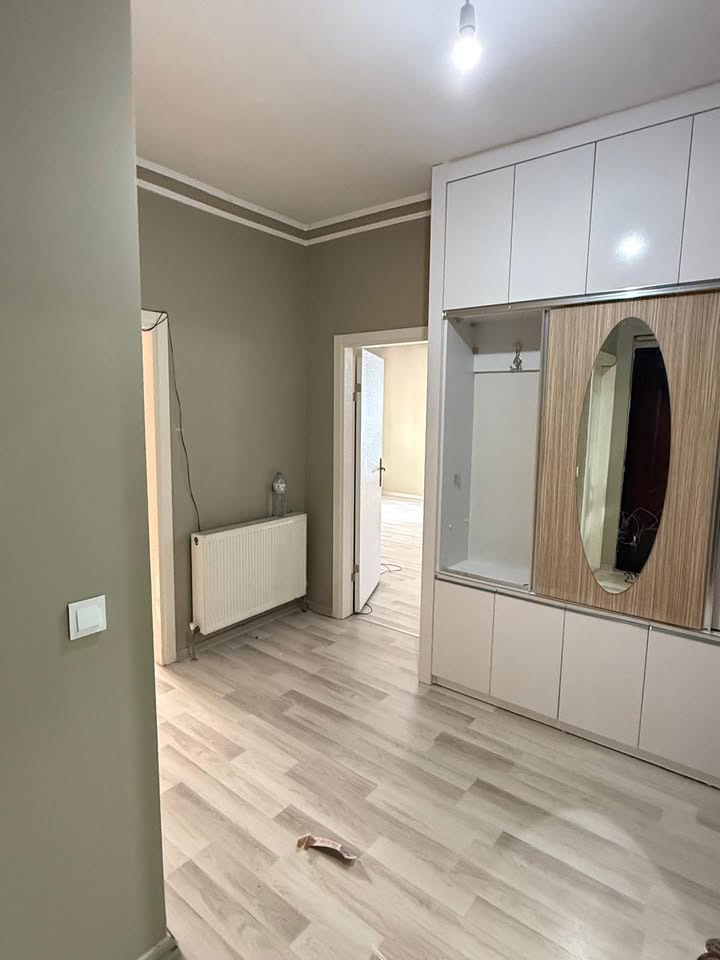 BAHÇELİEVLERDE MERKEZİ LOKASYON 2+1 95M2 İÇİ FUL YAPILI KİRALIK BAKIMLI DAİRE