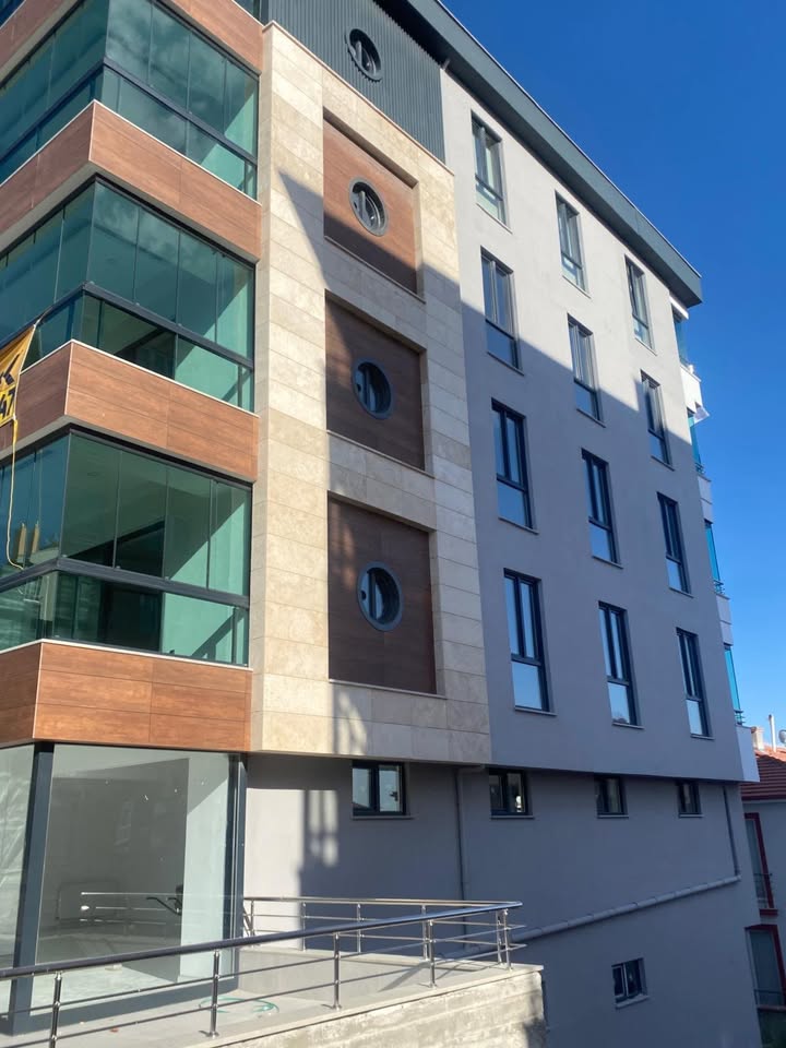 BAHÇELİEVLER ŞENYURT CAD. ÜZERİ MERKEZİ LOKASYON İÇİ YAPILI LÜKS 4+1 165 M2 SATILIK DAİRE