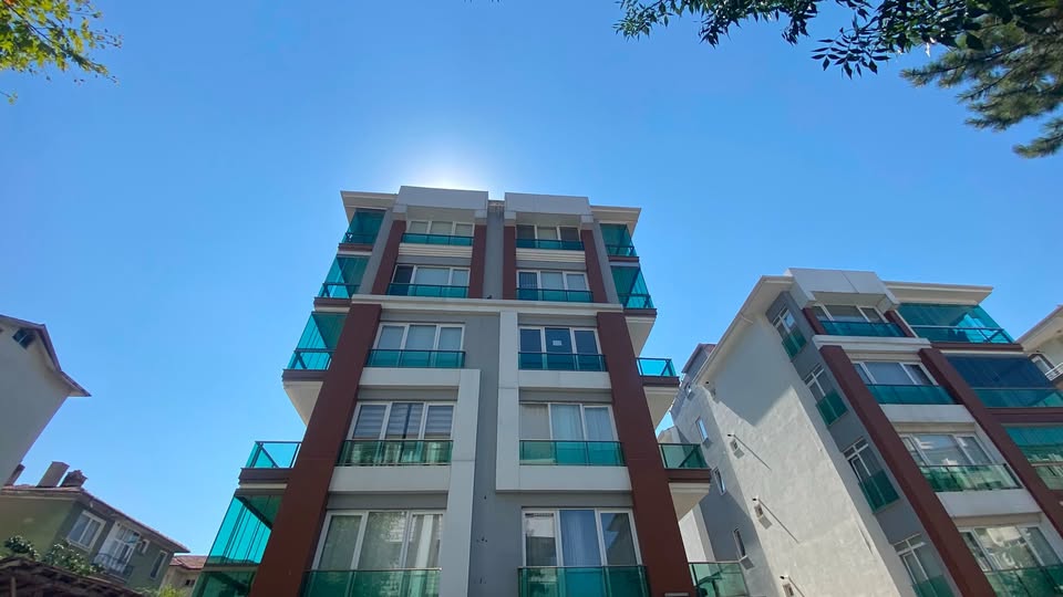 BAHÇELİEVLER OKTAY CAKE SHOP ÜSTÜ HARİKA LOKASYON 2+1 100M2 FERAH BAKIMLI KİRALIK DAİRE