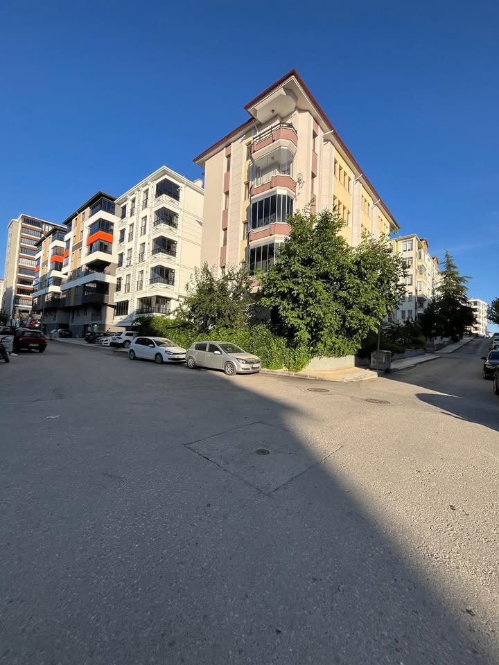 BAHÇELİEVLERDE MERKEZİ LOKASYON KÖŞEBAŞI 4+1 150 M2 FERAH KİRALIK FIRSAT DAİRE